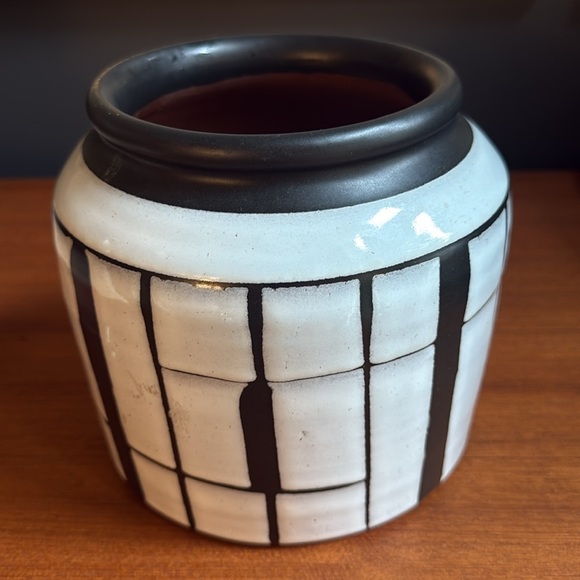 Modern handcrafted Black and White Ceramic planter terracotta glazed - Picture 5 of 5
